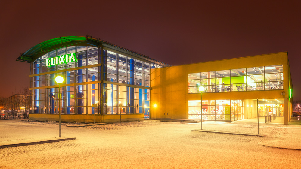 Elixia Fitnessstudio in Berlin Nachtaufnahme Wandfenster